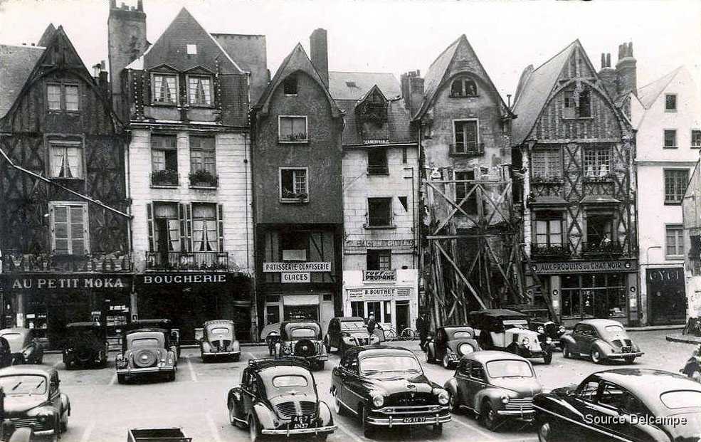 37 Tours Place Plumereau.jpg